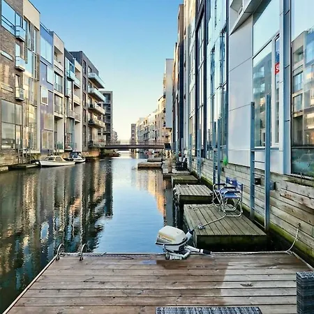 Exclusive Canalhouse First Row To The Water Apartment